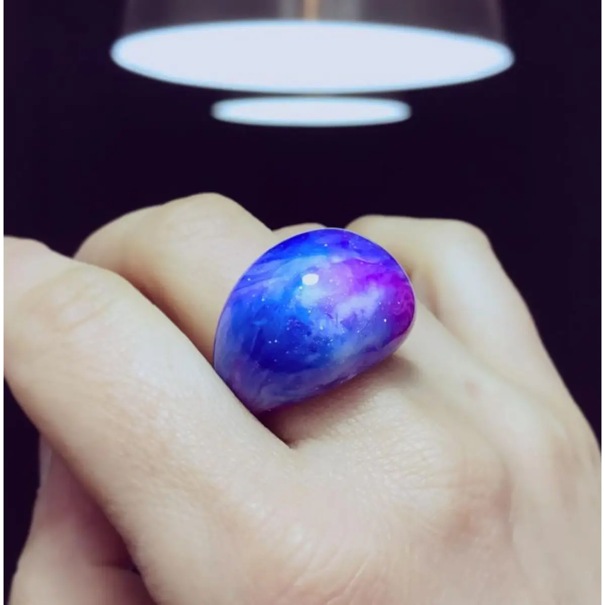 Anillo de resina marmolada en tonos galaxia
